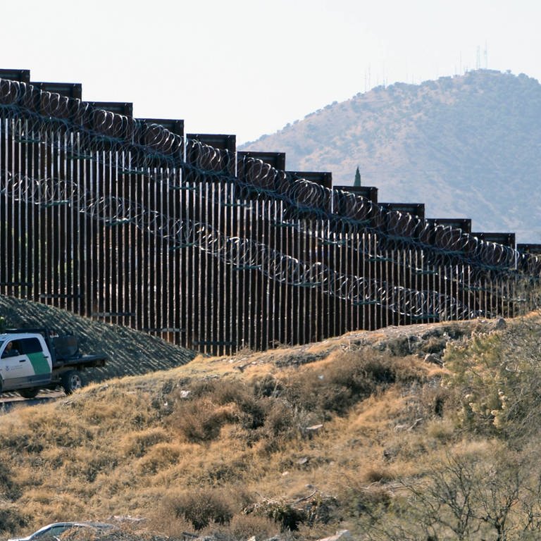 Grenzzaun zwischen USA und Mexiko in Nogales,  Arizona (Foto: IMAGO, UPI Photo)
