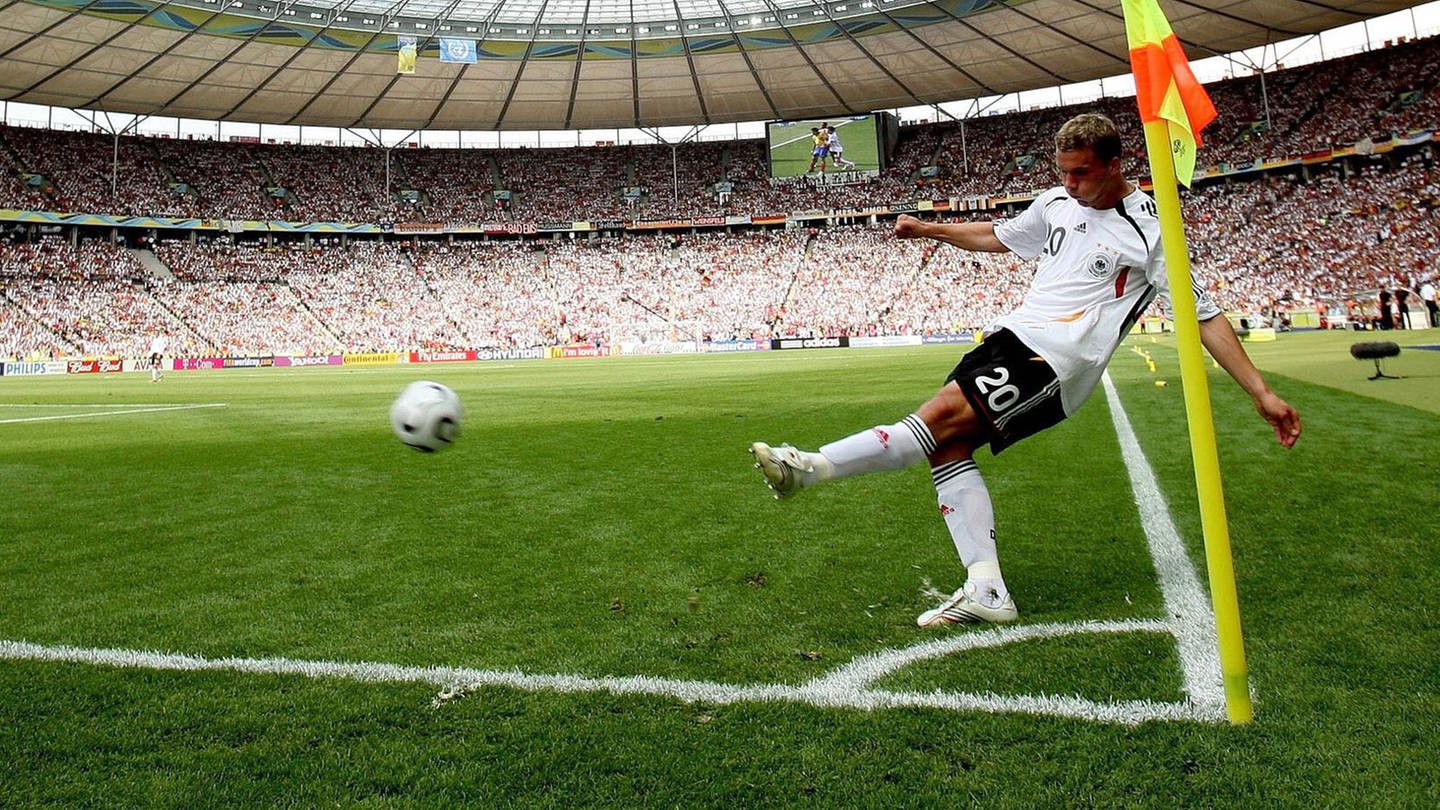 Lukas Podolski (Deutschland) tritt die Ecke im FIFA World Cup Stadium Berlin. Archivfoto (Foto: IMAGO, Ulmer)