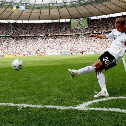 Lukas Podolski (Deutschland) tritt die Ecke im FIFA World Cup Stadium Berlin. Archivfoto