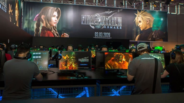 Gamescom 2019: Spieler*innen testen das Remake von "Final Fantasy VII" (Foto: picture-alliance / Reportdienste, picture alliance / Ralph Goldmann | Ralph Goldmann)