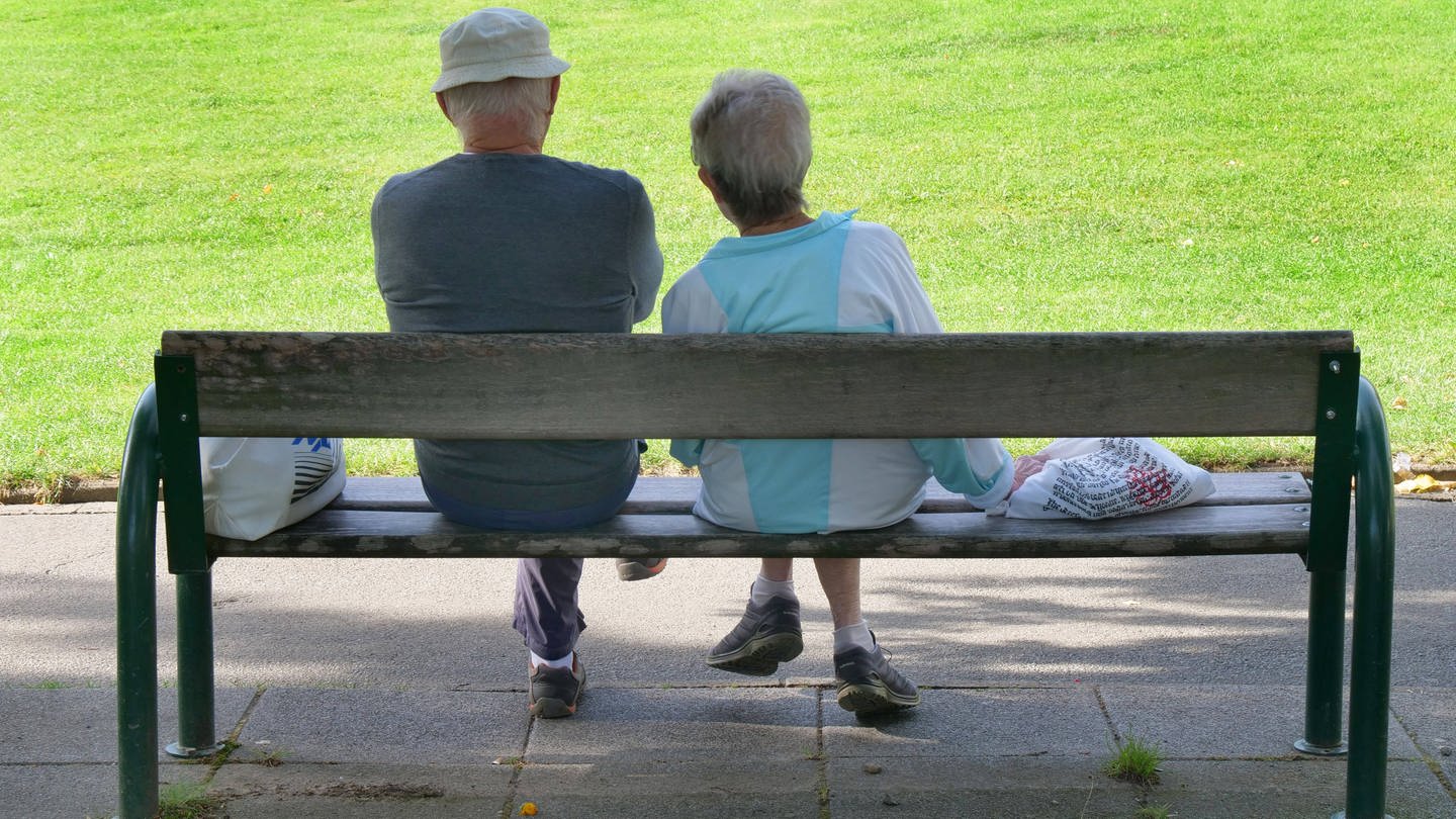 Rentner auf einer Parkbank (Foto: IMAGO, IMAGO / Martin Wagner)