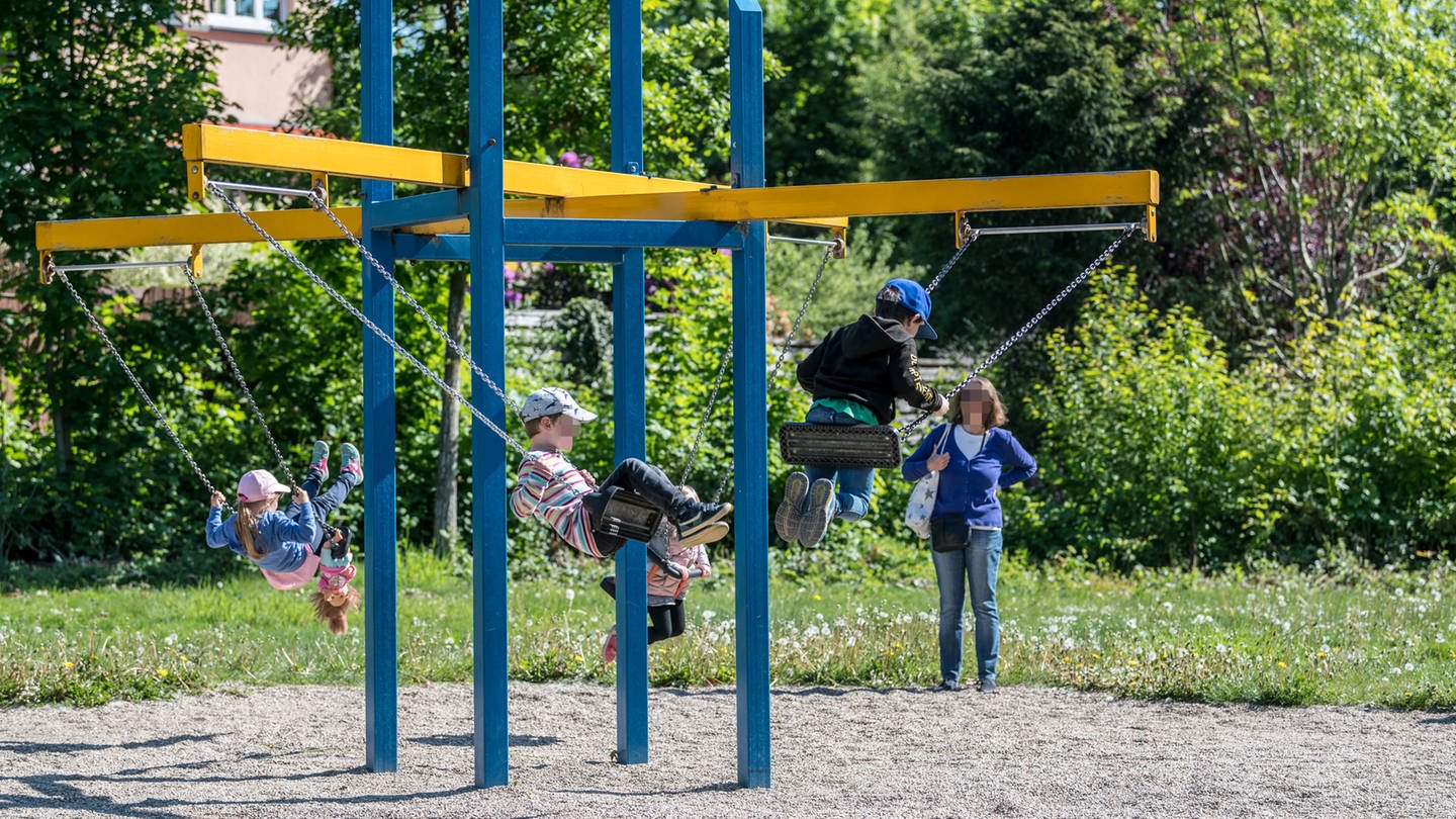 Zahlreiche Kinder schaukeln auf dem Spielplatz. Archivfoto (Foto: IMAGO, Funke Foto Services)