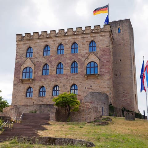 Fassade Hambacher Schloss mit wehenden Fahnen