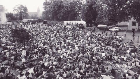 Zuschauer sitzen auf Wiese beim ersten Open Ohr Festival auf der Zitadelle 1976
