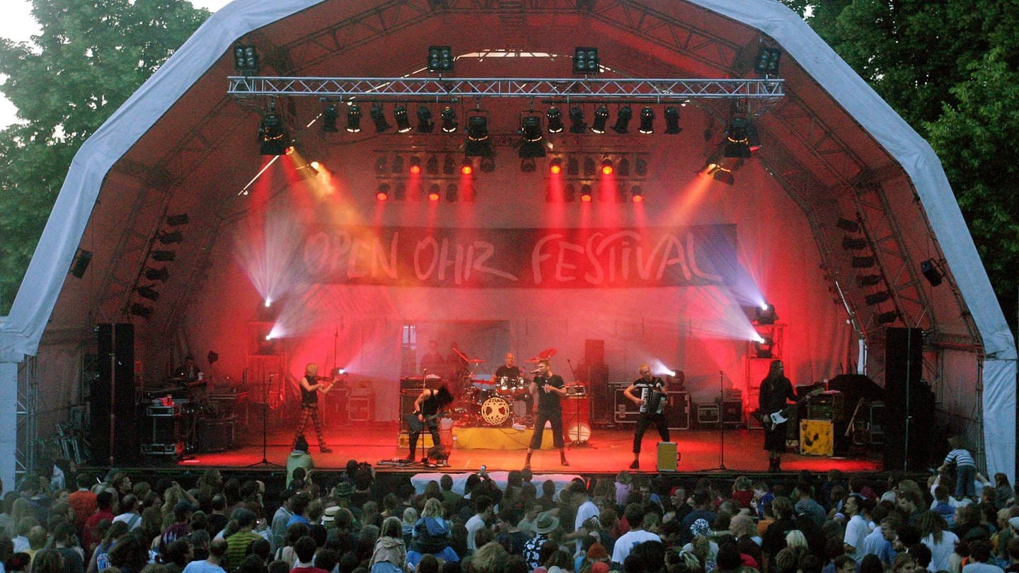 Band spielt auf Bühne beim 30. Open Ohr Festival in Mainz (Foto: IMAGO, Sämmer)