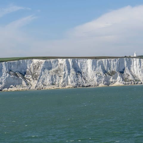 Die Kreidefelsen von Dover sind hellweiße Klippen, die einen Teil der britischen Küstenlinie bilden und über die Straße von Dover nach Frankreich schauen. Archivfoto