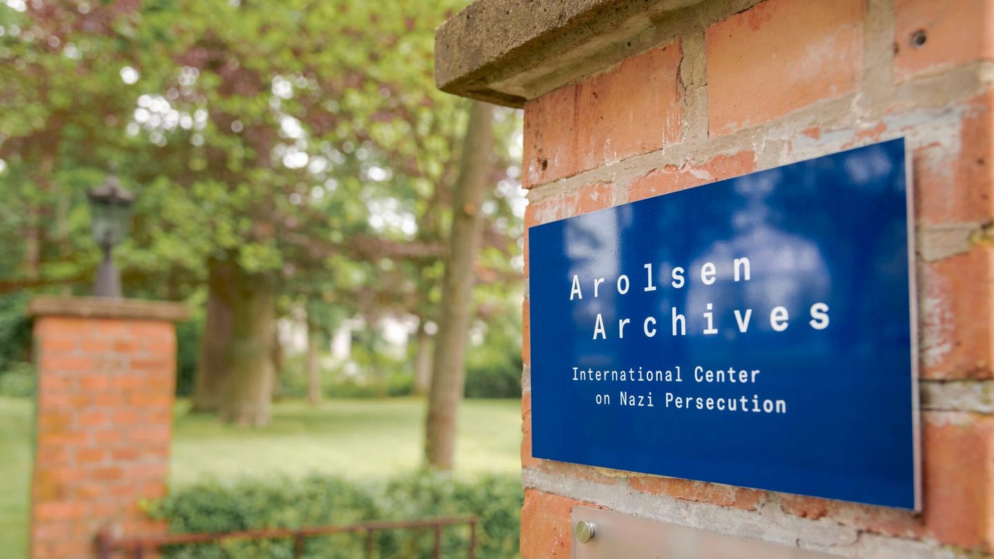 Namensschild am Hauptgebäude des Arolsen Archives (Foto: Arolsen Archive)