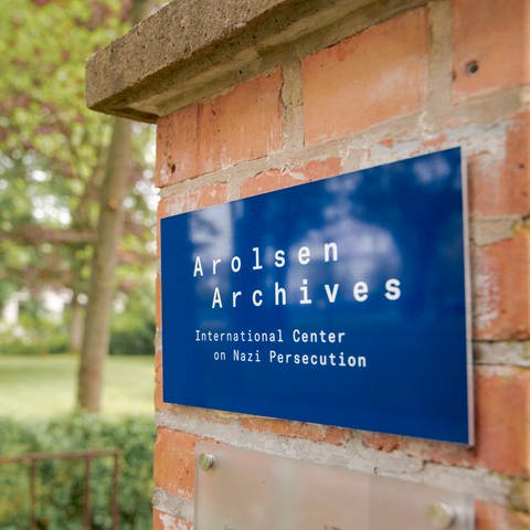 Namensschild am Hauptgebäude des Arolsen Archives