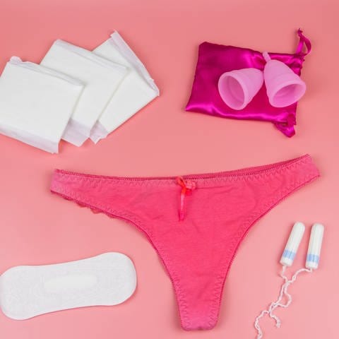 Periodenprodukte auf rosa Hintergrund