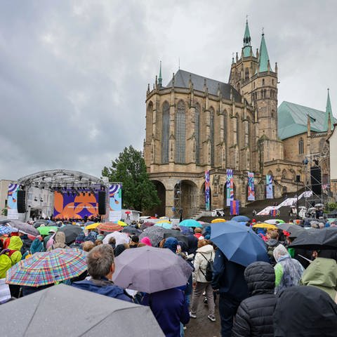 Zahlreiche Gäste verfolgen den Gottesdienst zum Hochfest Fronleichnam auf dem 103. Deutschen Katholikentag auf dem Domplatz in Erfurt