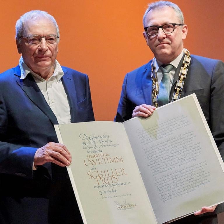 Der Mannheimer Oberbürgermeister Peter Kurz übergibt die Urkunde zur Verleihung des Schillerpreises an den Schriftsteller Uwe Timm. (Foto: SWR, Stadt Mannheim - Foto: Fernando Fath)