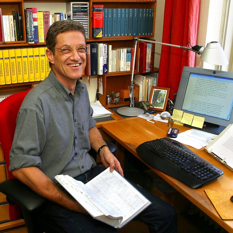 Übersetzer Dirk van Gunsteren an seinem Schreibtisch 