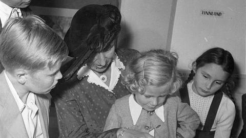 Jella Lepman liest mit Kindern ein Bilderbuch 1950 (Foto: Pressestelle, (c)Stiftung Internationale Jugendbibliothek Foto Theo Huster)