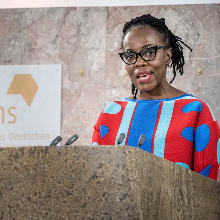 Autorin Tsitsi Dangarembga aus Simbabwe, Preisträgerin des Friedenspreises des Deutschen Buchhandels, spricht bei der Verleihung. (Foto: dpa Bildfunk,  picture alliance/dpa/epd-Pool)