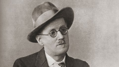 Der irische Schriftsteller James Joyce (Foto: IMAGO, imago / UIG / Design Pics / Ken Welsh)
