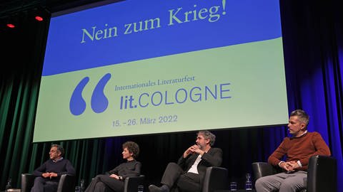 Navid Kermani, Sasha Marianna Salzmann, Deniz Yücel und Sasha Filipenko bei der Solidaritätsveranstaltung für die Ukraine zur Eröffnung der Lit.Cologne 2022.