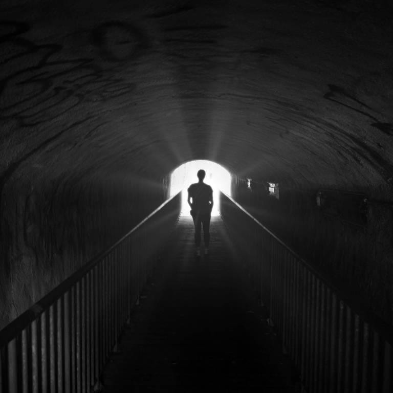 Symbolfoto für Licht am Ende des Tunnels. (Foto: IMAGO, imagebroker)