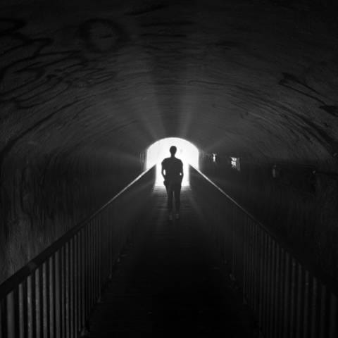 Symbolfoto für Licht am Ende des Tunnels. (Foto: IMAGO, imagebroker)