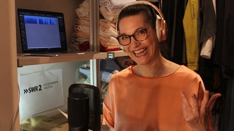 Literaturredakteurin Anja Höfer hat ihren Kleiderschrank zum Studio umgerüstet und produziert dort das SWR2 lesenswert Magazin. (Foto: SWR)