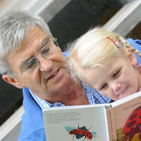 Großvater liest Enkelin vor (Foto: picture-alliance / Reportdienste, picture alliance)