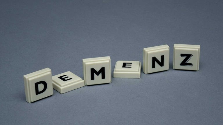 Buchstabensteine mit dem Wort Demenz (Foto: IMAGO, imago)