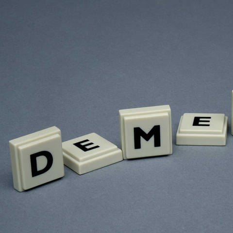 Buchstabensteine mit dem Wort Demenz (Foto: IMAGO, imago)