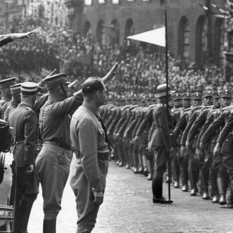 Hitler auf dem Reichsparteitag 1936 in Nürnberg beim Vorbeimarsch der SA. (Foto: picture-alliance / dpa, picture-alliance / dpa - Foto: akg-images)
