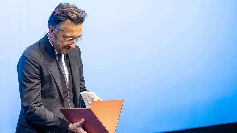 Der Schweizer Autor Lukas Bärfuss hält den diesjährigen Georg-Büchner-Preis in den Händen