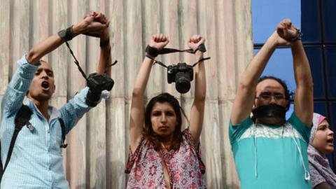 Ägyptische Journalisten protestieren mit gefesselten Armen gegen die Festnahme anderer Journalisten (Foto: picture-alliance / dpa, picture-alliance / dpa  / ZUMAPRESS.com - Amr Sayed)