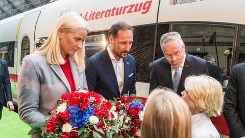 Norwegens Kronprinzessin Mette-Marit und Kronprinz Haakon bei ihrer Ankankunft mit dem "Literaturzug" in Frankfurt (Foto: IMAGO, imago images / Hartenfelser)