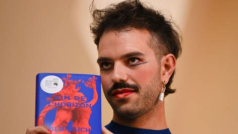 Kim de l'Horizon gewinnt den Deutschen Buchpreis 2022 für den Roman „Blutbuch“
