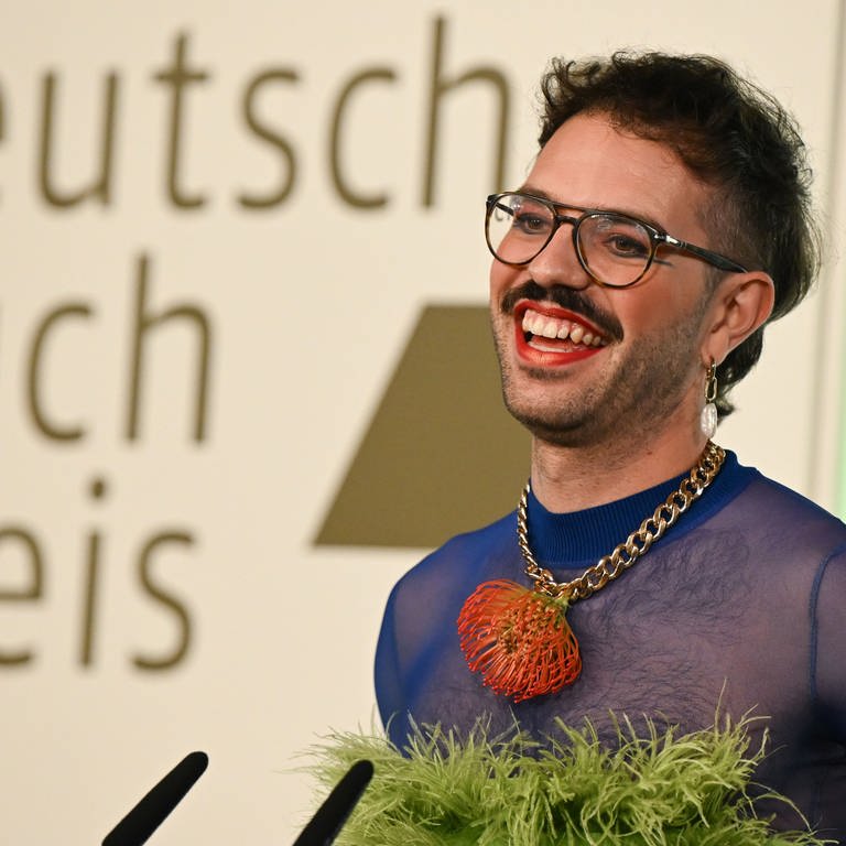 Kim de l'Horizon kurz nach Gewinn des Deutschen Buchpreises (Foto: picture-alliance / Reportdienste, picture alliance/dpa | Arne Dedert)