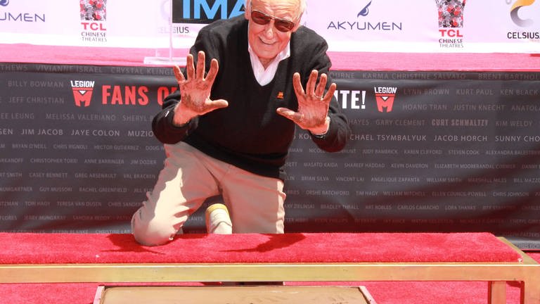Stan Lee verewigt sich im Zement am TCL Chinese Theatre in Hollywood