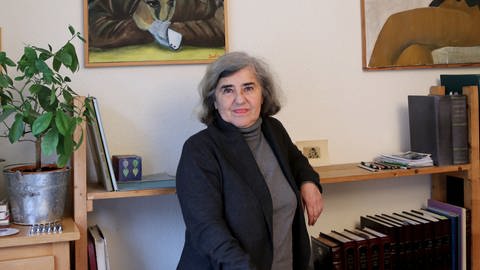 Barbara Honigmann steht in einem Zimmer ihrer Wohnung vor Büchern und Bildern (Foto: picture-alliance / Reportdienste, Violetta Kuhn)