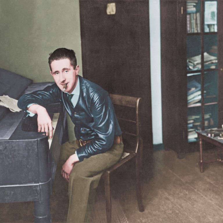 Bertolt Brecht in seiner Wohnung in Berlin, Spichernstraße 16, um 1927 (Foto: picture-alliance / Reportdienste, akg-images)