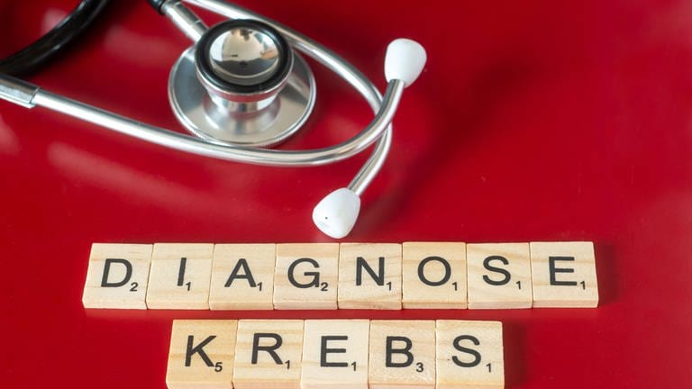 Symbolbild Diagnose Krebs in Holzbuchstaben geschrieben und Stetoskop (Foto: picture-alliance / Reportdienste, picture alliance / CHROMORANGE | Andreas Poertner)