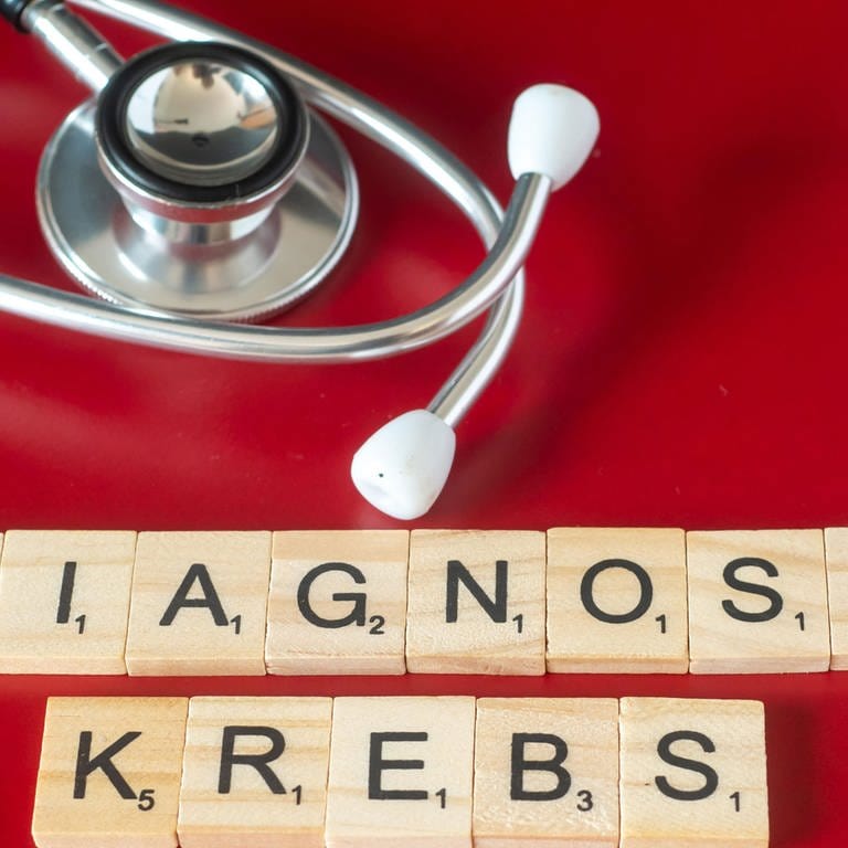 Symbolbild Diagnose Krebs in Holzbuchstaben geschrieben und Stetoskop (Foto: picture-alliance / Reportdienste, picture alliance / CHROMORANGE | Andreas Poertner)
