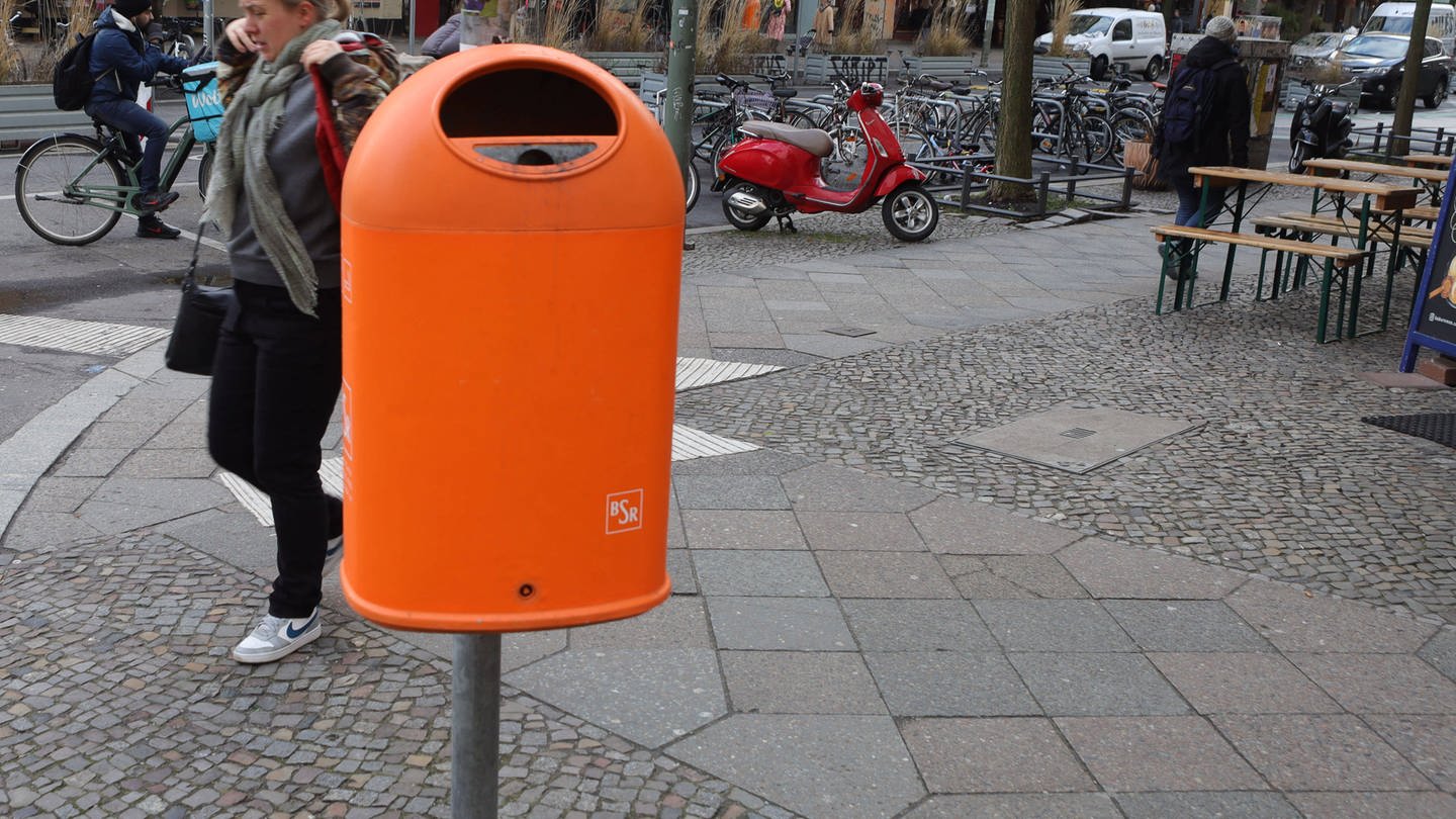 Mülleimer an einer Straßenecke (Foto: IMAGO, Imago/Rolf Kremming)