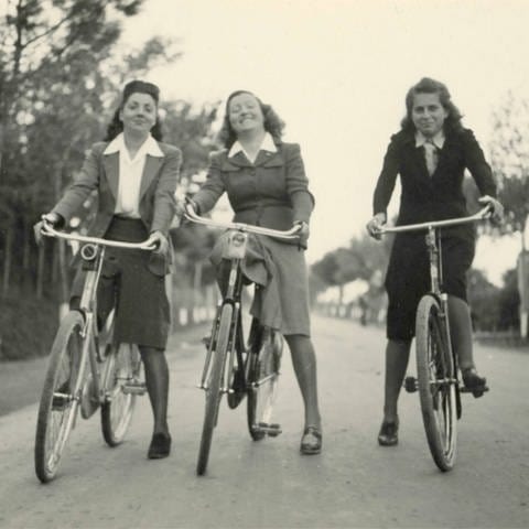 Frauen auf Fahrrädern (Foto: IMAGO, IMAGO / Cola Images)