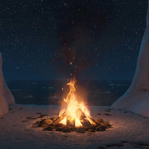 Großes Lagerfeuer mit Funken und Partikeln neben Eiswänden und dem Meer bei Nacht 