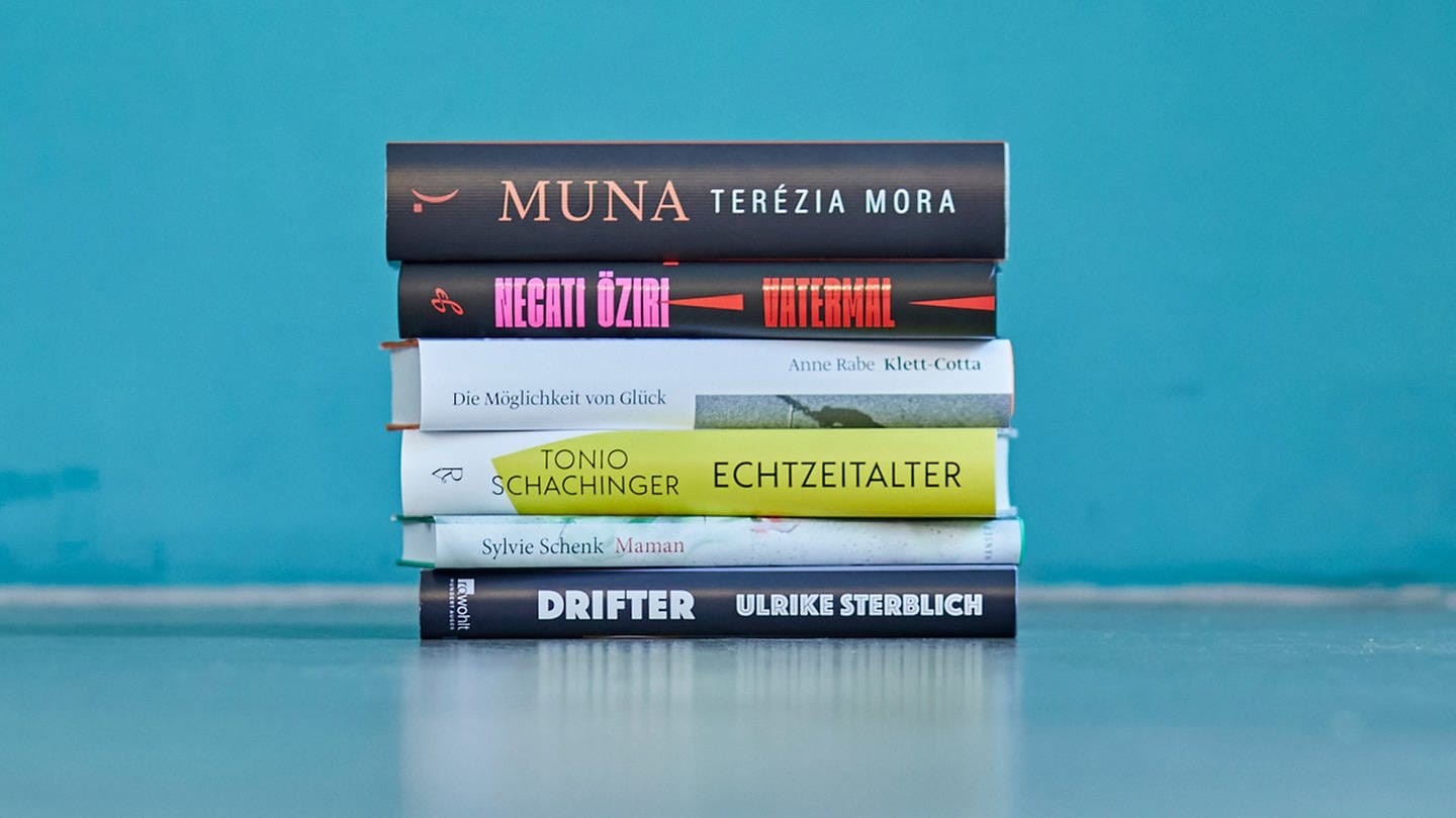 Deutscher Buchpreis 2023: Die nominierten sechs Bücher der Shortlist (Foto: Pressestelle, Deutscher Buchpreis / Christof Jakob)