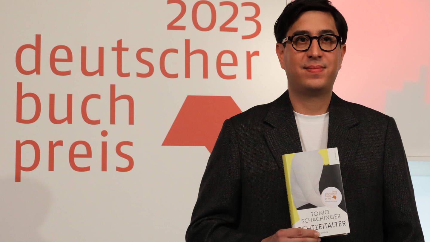 Tonio Schachinger erhält für seinen Roman 