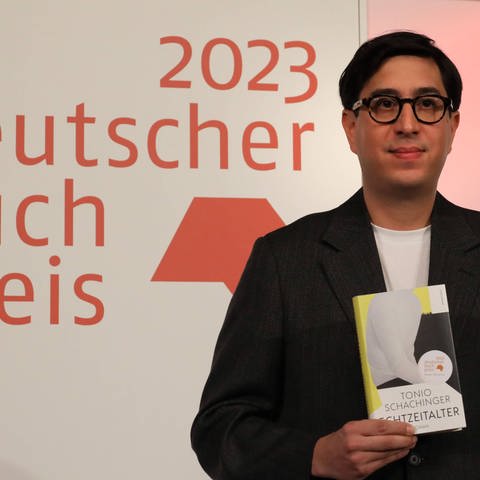 Tonio Schachinger erhält für seinen Roman "Echtzeitalter" den Deutschen Buchpreis 2023