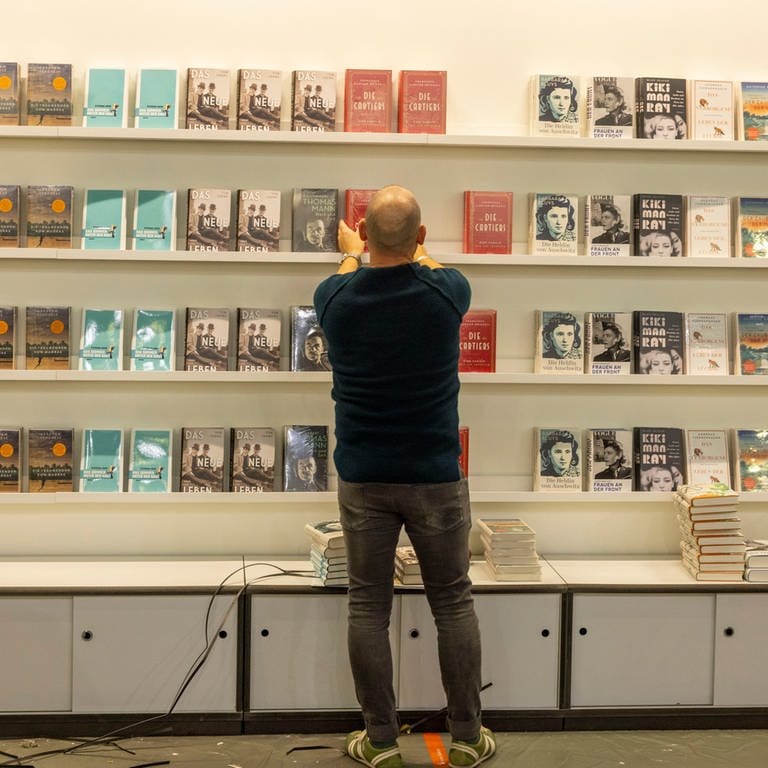 Bücher werden im Pavillon des Insel Verlags auf der Frankfurter Buchmesse ausgestellt. 