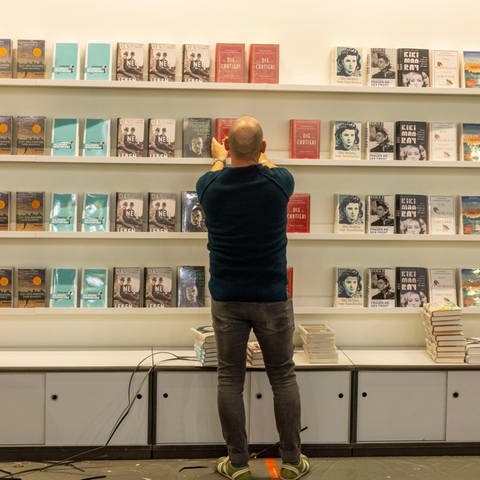 Bücher werden im Pavillon des Insel Verlags auf der Frankfurter Buchmesse ausgestellt. 