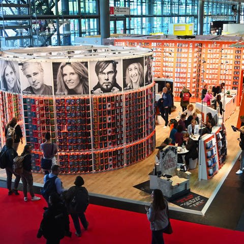 Halle der Frankfurter Buchmesse 2023 mit Publikum (Foto: IMAGO, IMAGO/Manfred Segerer)