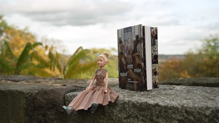 Sasa Hanten-Schmidts Barbie und das Buch "Spiel mit mir" (Foto: SWR)