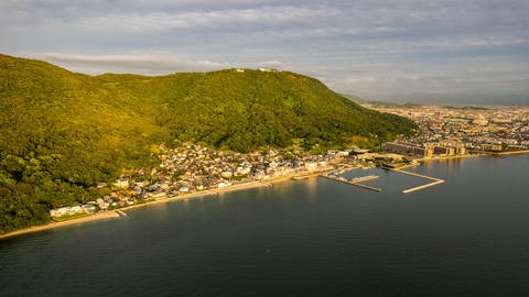 Der Berg Yashima überragt die Stadt Takamatsu (Foto: IMAGO, IMAGO / Pond5 Images)