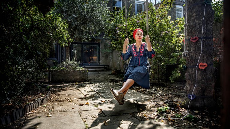 Autorin Zadie Smith auf einer Schaukel in ihrem Garten (Foto: IMAGO, IMAGO / TT)