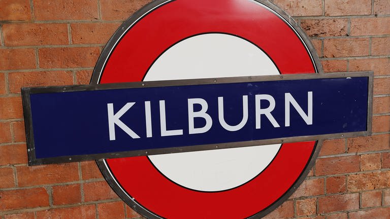 Zeichen der U-Bahn-Haltestelle Kilburn in London (Foto: IMAGO, IMAGO / Norbert Schmidt)